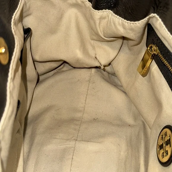 Tory Burch Bag Black and Gold Pebbled Leather Shoulder Bag with Strap - Picture 14 of 17